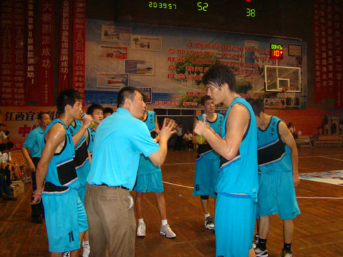 正随巴西在枪手基地训练，维尼修斯与多名阿森纳青训球员合影