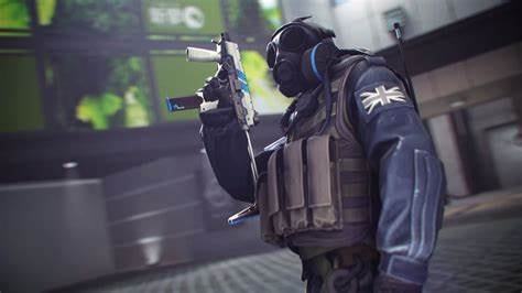 资讯主播躲车里瑟瑟发抖，以为是个菜鸟，结果出来瞬间清场